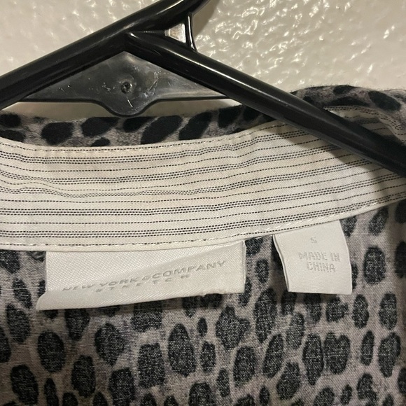 New York & Company Quarter Length Button Up Animal Print Shirt Size XS - Picture 4 of 4